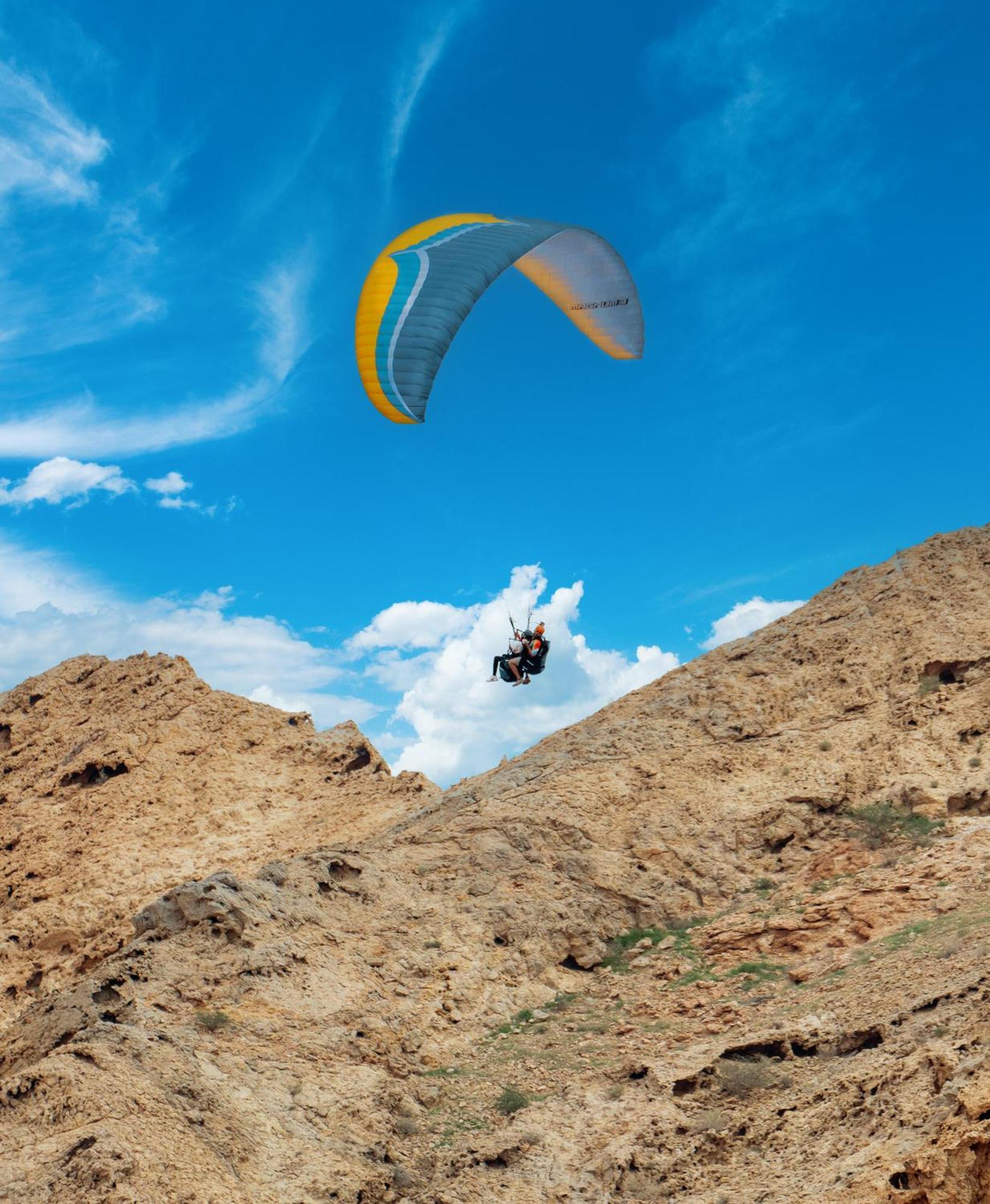 Al Badayer Retreat By Sharjah Collection Hotel Margham Екстериор снимка Parachute landing on the top of the mountain