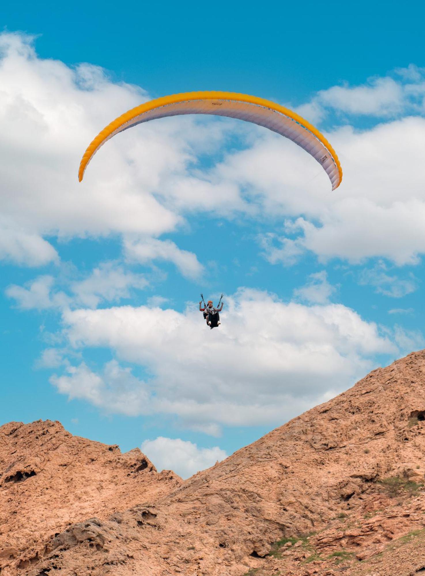 Al Badayer Retreat By Sharjah Collection Hotel Margham Екстериор снимка Parachute landing at the top of the hill